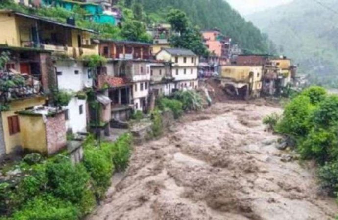 Cloudburst triggers flash flood fears in Baramulla