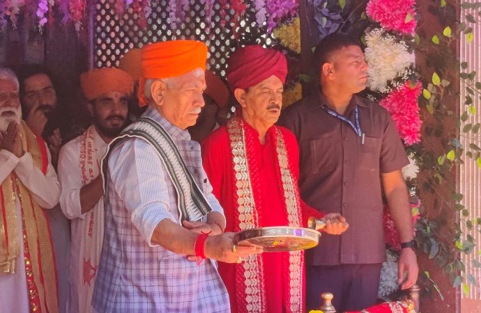 LG Sinha prays for peace, communal harmony