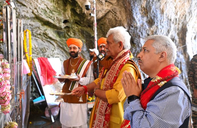LG Sinha invites devotees to join Amarnath Yatra in large numbers