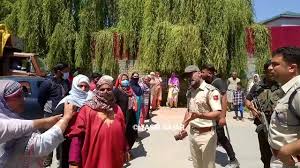 Residents protest prolonged power cuts in Sopore amid heatwave