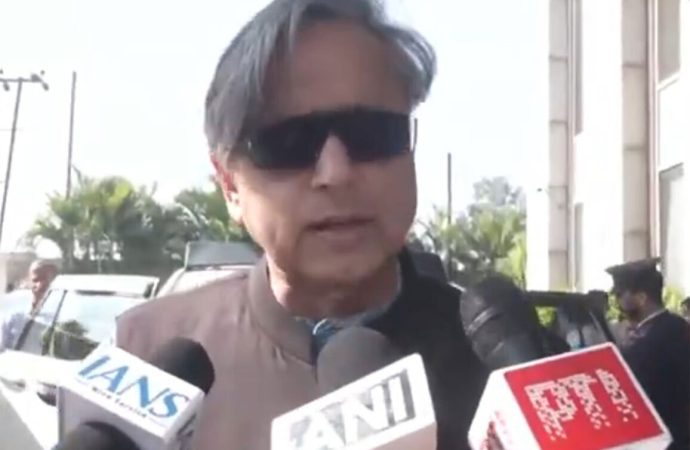 Shashi Tharoor visits former clinic of Union Minister Jitendra Singh during Jammu tour
