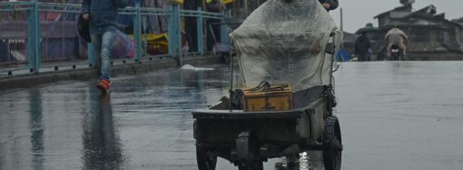 Cool spell sweeps Kashmir after rains, flood risks persist