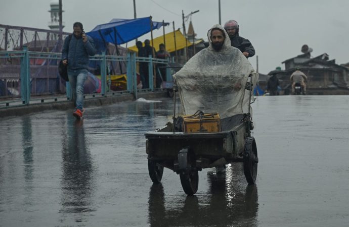 Cool spell sweeps Kashmir after rains, flood risks persist