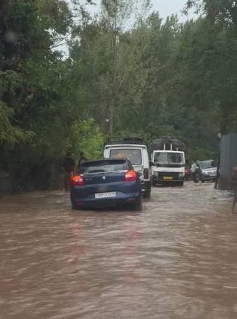 Flash floods inundate Tangmarg, disrupt highway
