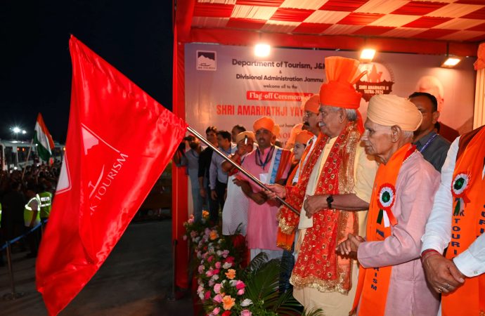 LG Sinha flags-off first batch of Amarnath Yatris