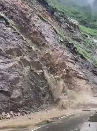 Landslide disrupts Srinagar-Jammu highway