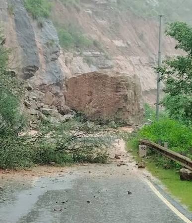 Landslide disrupts traffic on Udhampur-Ramnagar road after heavy rain