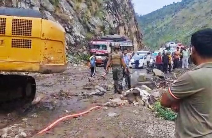 Flash flood cuts off key highway linking Doda, Kishtwar